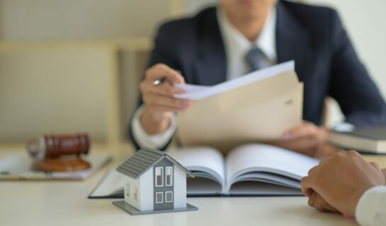 Warum Sie einen Immobilienkaufvertrag unbedingt überprüfen lassen sollten