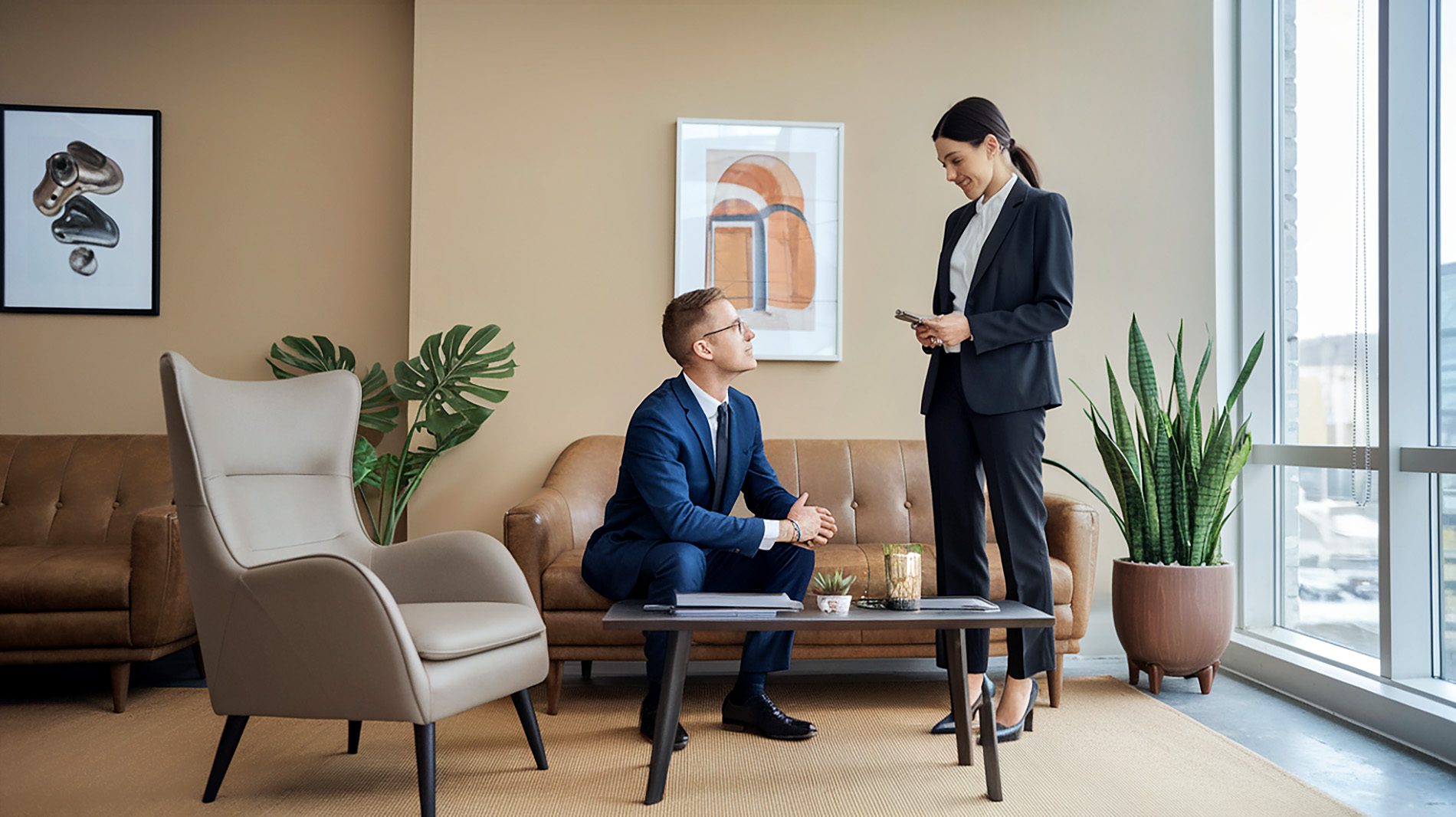 Zwei Personen besprechen Testamentsdokumente in hellem Eckbüro