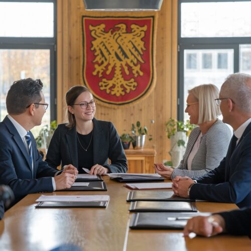 Vertreter von Verein und Stadt diskutieren Vertragsverlängerung am Konferenztisch